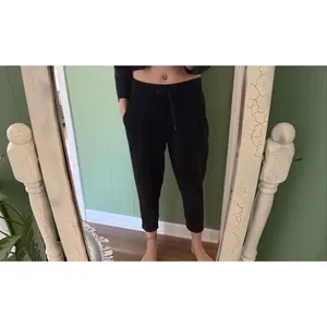 ASICS Women’s Black Cropped Joggers Stretch Athletic Tapered Pants M thumbnail 8