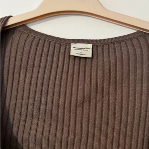 Abercrombie & Fitch Soft AF Collection Brown Cropped Ribbed Crossover Sweater thumbnail 6