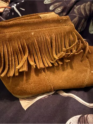 VINTAGE boho Minnetonka Suede Fringe Back-Zip Moccasin Boots thumbnail 3