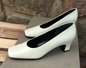 Heels Chic Cream Women's Heels 7 1/2 M like new no flaws found Clean! thumbnail 1
