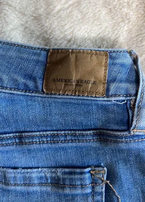 American Eagle High-Rise Ripped Jeans thumbnail 4