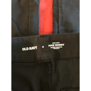 Old Navy black high rise pixie skinny pants Size 4 thumbnail 3