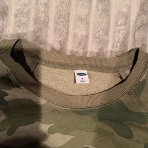 Old Navy Womens Green Camo Raglan Long Sleeve Crewneck Sweatshirt Size M‎ thumbnail 3
