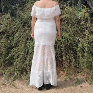 Elegant Off-Shoulder White Lace Dress thumbnail 2