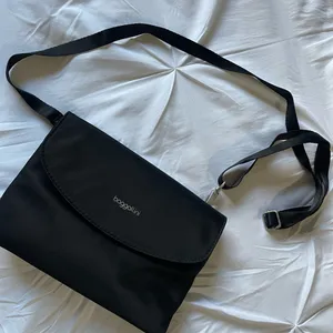 Baggallini Classic Black Crossbody Bag thumbnail 4