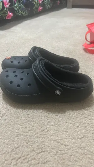 Black Fuzzy Crocs Men’s 6/ Women’s 8 thumbnail 3