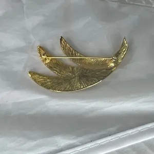 Vintage Monet wings red gold tone brooch thumbnail 4