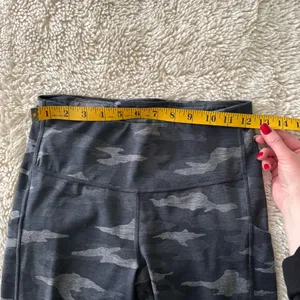 Athleta Ultimate Stash Pocket 7/8 Leggings Gray Camo Activewear Small thumbnail 6