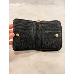 Steve Madden Womens Black Pebbled Faux Leather Zip Bifold Wallet Gold Logo‎ Bar thumbnail 4