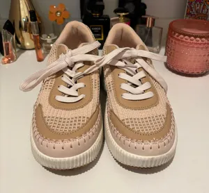 tennis shoes Size 6.5 thumbnail 1