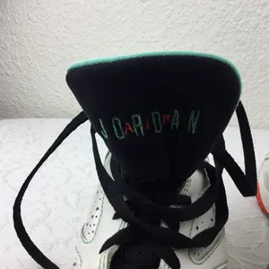 Nike Air Jordan Size 6 Youth Retro Basketball 705417-138 White Verde Sneakers. thumbnail 10