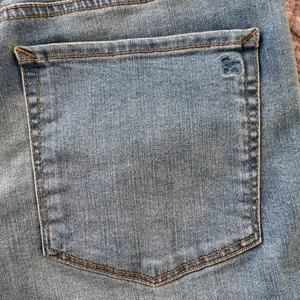 Jessica Simpson NWT Midrise Cuff Shorts in Light Denim Wash thumbnail 6