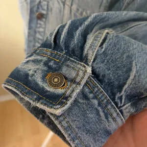FREE‎ PEOPLE We The Free Denim Cropped Distressed Jacket Size Medium thumbnail 2