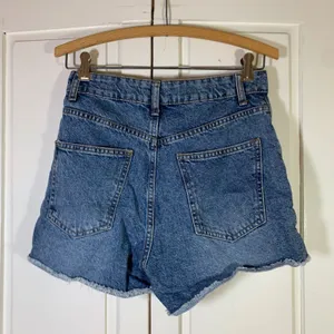 Cotton On High Rise Mom Denim Shorts Medium Wash Blue Size 4 US Frayed Hem thumbnail 2