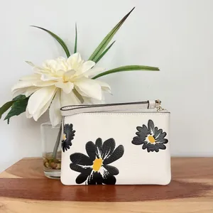 NWT Coach Corner‎ Zip Wristlet With Daisy Floral Print thumbnail 2