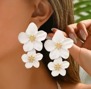 White & Gold Vintage Inspired Floral Dangle Earrings with Gold Accents NWT thumbnail 1