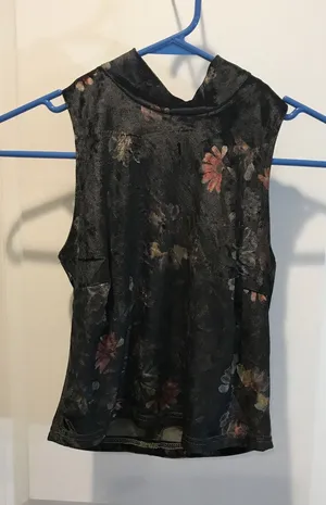 POL Sleeveless Mock-Neck Floral Velvet Crop Top Size Small NWT thumbnail 1