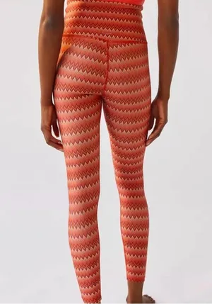 Like New Beyond Yoga High Waisted Midi Leggings Paprika Chevron Size Small thumbnail 2