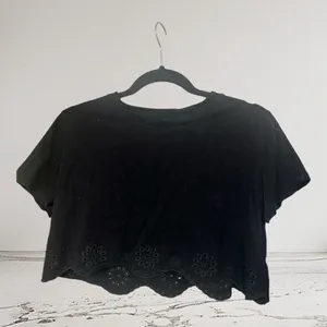 ✨Storia Crochet Floral Cropped Black Sz Large Top✨ thumbnail 3