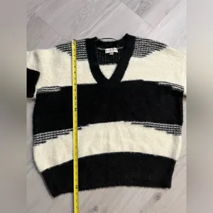 NWOT Knox‎ Rose Fuzzy Black and White Sweater thumbnail 6