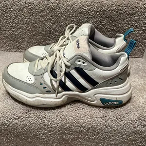 Adidas sneakers women’s 8.5 thumbnail 2