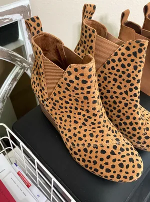 Tom’s ankle boots in suede thumbnail 1