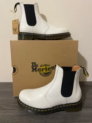 Dr. Martens Chelsea Boots thumbnail 1