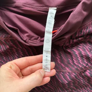 Lululemon‎ Athletic Skirt Women's Size 6 Burgundy Black Print Built In Shorts thumbnail 2