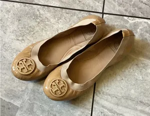Tory Burch Reva Ballet Flats Tan Patent Leather Logo Medallion Beige Womens 7.5M thumbnail 1
