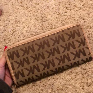 MOVING SALE! [AUTHENTIC] Michael Kors Wallet thumbnail 4