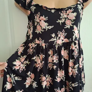 Torrid Sz 1 Floral Black and Pink Women's Top thumbnail 6