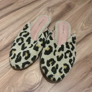 Printfresh leopard spot tufted slippers size 8 thumbnail 2
