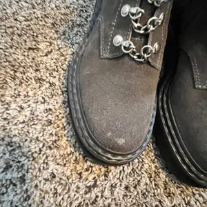 Vince Camuto Popinta Grey Suede Chain Detail Combat Boots Womens 6.5M‎ Lug Sole thumbnail 2