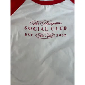 Refuge The Hamptons Social Club Raglan Tee RedWhite Short Sleeve Graphic Shirt S thumbnail 2