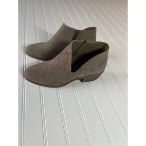 Vince Camuto Taupe Snakeskin Embossed V-Cut Ankle Booties Grey Size 8.5 M 39 thumbnail 3