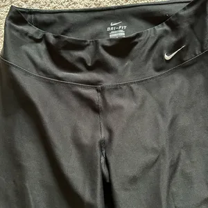Nike Women's Black Dri-FIT leggings size medium thumbnail 2