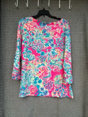 Lilly Pulitzer Alinda Top with a boat neck and 3/4 length sleeves size Medium thumbnail 2