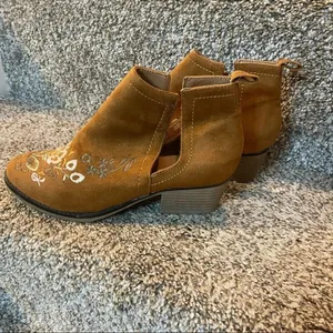 OLIVIA MILLER Embroidered Suede Floral Exposed Ankle Booties‎ Boho Size 6 thumbnail 5
