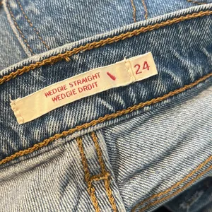 Levi’s Premium Wedgie Straight Leg Light Wash Distressed Denim Jeans Size 23 thumbnail 5
