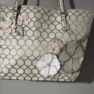 Nine West Cream and Pink Totes Elegant and Spacious thumbnail 2