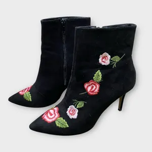 Betsey Johnson Estelli Rose Embroidered Ankle Boot Size 8.5 thumbnail 2