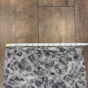 GAP Fit Eclipse Biker Shorts High Waist Women's Size M Tan Brown Snake Print thumbnail 6