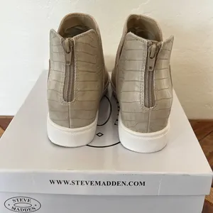 Steve Madden suede ankle boot shoes. Size 7.5 thumbnail 3