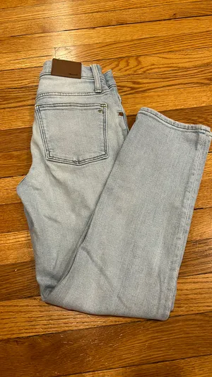 Mid-Rise Classic Straight Jean thumbnail 2