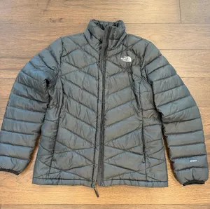 The North Face Women's Black Quilted Puffer Jacket Size Medium - C27-140 thumbnail 1