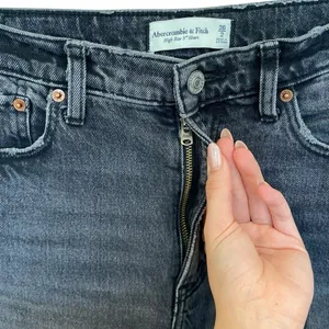 Abercrombie & Fitch High Rise 9” Short In Washed Black Size 26 thumbnail 5