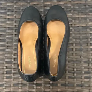 Vionic Carmel pump in black Nappa leather women’s size 9 thumbnail 4
