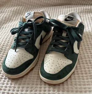 Green Snake Nike Dunk Low (WOMEN) thumbnail 1