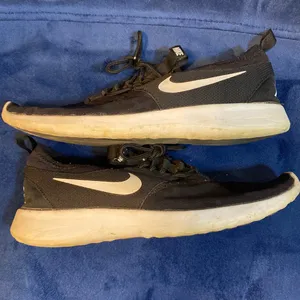 Women’s Nike Black Juvenate Running Shoes Size 8 thumbnail 2