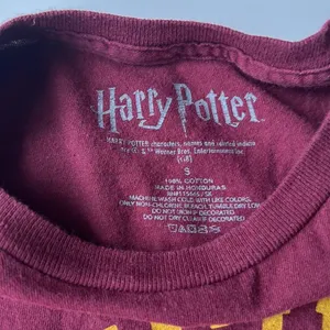 Harry Potter Gryffindor Quidditch Short Sleeve Tee in Maroon Yellow Size S thumbnail 6